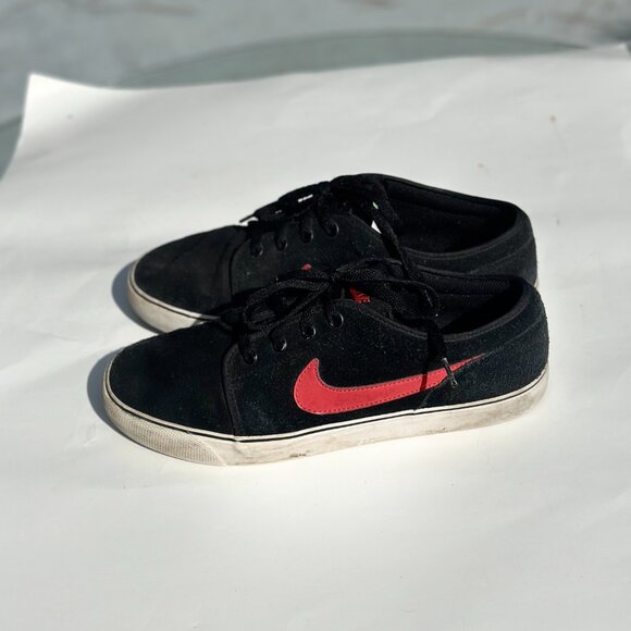 Size 10.5 - Nike Toki Low Black and Crimson Red - Picture 5 of 10